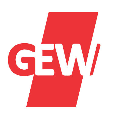 Logo der Gewerkschaft Erziehung und Wissenschaft (GEW). Rote, kursiv gesetzte Buchstaben „GEW“ auf weissem Hintergrund, teils überlagert von einem schräg stehenden roten Rechteck. Der letzte Buchstabe „W“ wird durch einen Schrägstrich ergänzt.